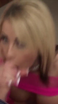 Această lesbiană o face cu 5 fete simultan - video flagrant