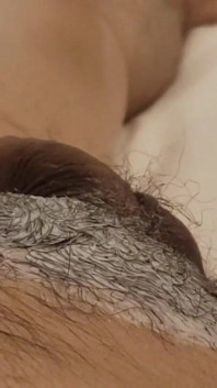 La massaggiatrice asiatica con le grandi tette si toglie i capelli, massaggio e fa la migliore sega, sborrata (1/4)