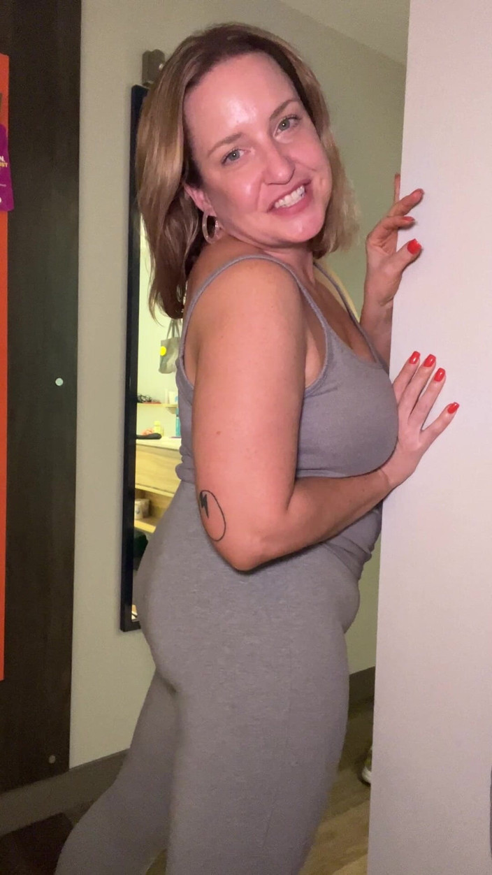 Avril Showers: MILF přistižena při čůrání přes light kalhoty na jógu