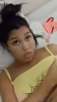 Adik tiri panas saya yang berumur 18 tahun dari New York masuk ke katil saya apabila saya menonton TV