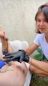 Perwersyjne Mary pięścią jej wytatuowany przyjaciel na zewnątrz i pije sikanie na kolanach