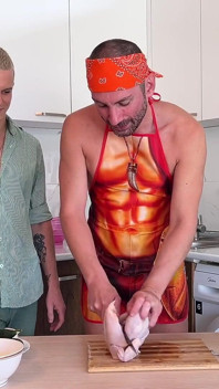 O chef, o cozinheiro, sem sucesso e fodido no ar do convidado convidado gêmeo em seu buraco suculento