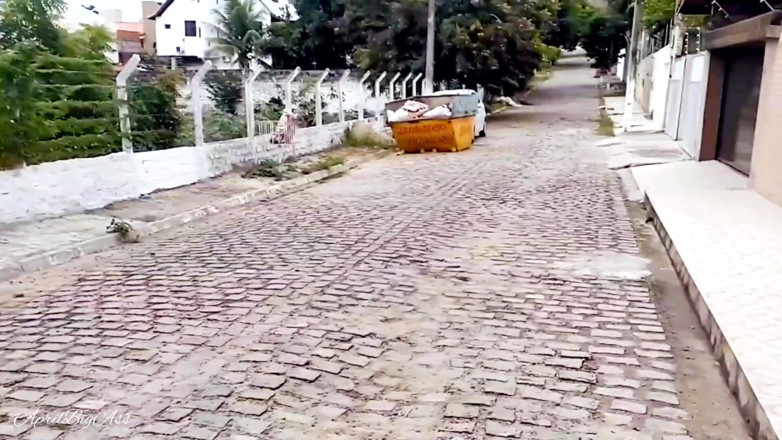 April BigAss: Piscio in strada su puttana