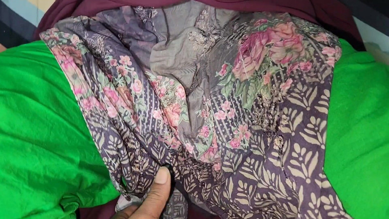 Banglavabi: 戴穆斯林头巾的德西继阿姨操紧阴道美丽的继阿姨性爱视频