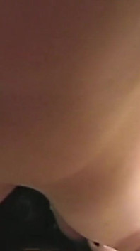 Mamă sexy brunetă matură ia adânc o pulă groasă
