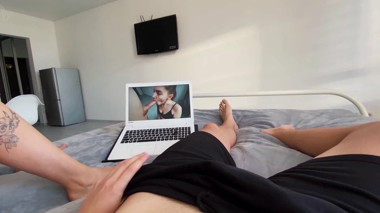 My Little Betsy: Přítelkyně viděla, že sleduji porno, a rozhodla se mi pomoci stříkat