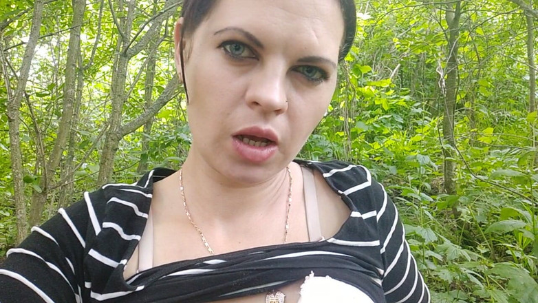 DirtyLubov: Masturbazione della figa con dildo all'aperto
