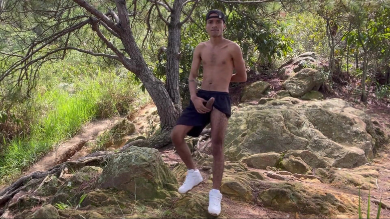 vergar4_daviid: Exibicionista fica nua no meio da montanha