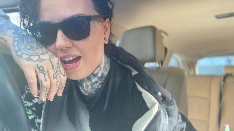 Miss Valentina: Cinturón de seguridad fetiche monstruo