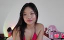 Abby Thai: Show webcam en bikini rouge