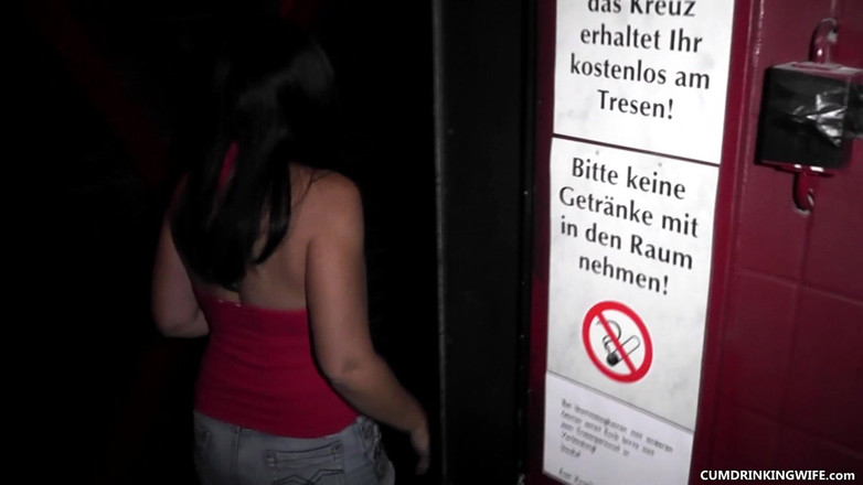 Cumdrinking Wife: Adulto teatro gangbang cadela para 15 homens