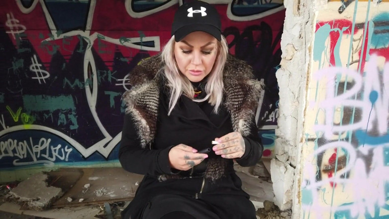 Fetish videos by Alex: Blonďatá dáma kouří elektronickou cigaretu
