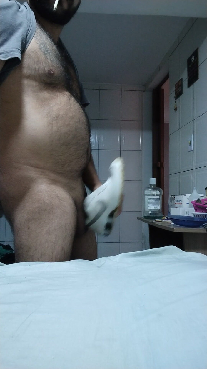 Sneakerfetish_BR: मेरी पूर्व प्रेमिका के पुराने नाइके शॉक्स पर कमिंग।