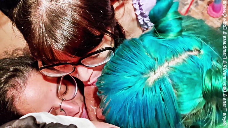 Babyluna939: 3 streghe (una delle quali incinta) usano un secchione vergine per...