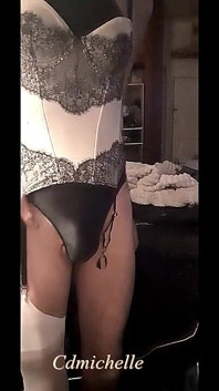 Crossdresser Cdmichelle ubrana w seksowny body na szyi żółwia
