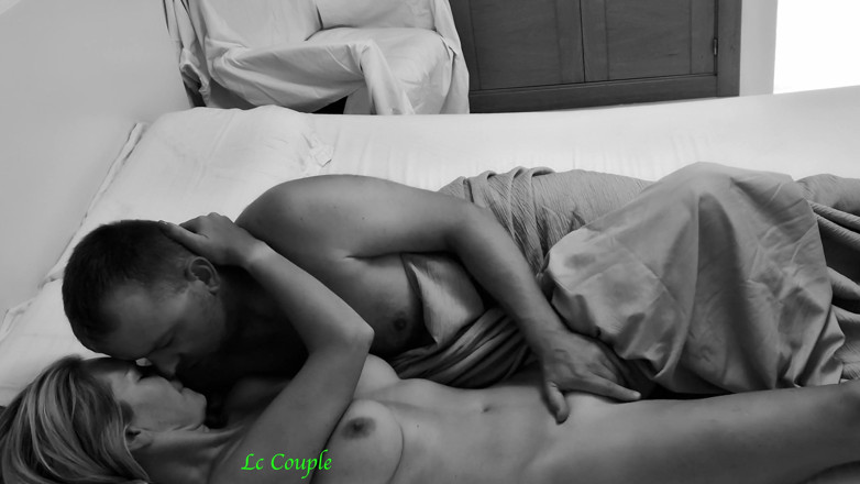 LC couple: Un couple baise au milieu de la soirée à la maison...