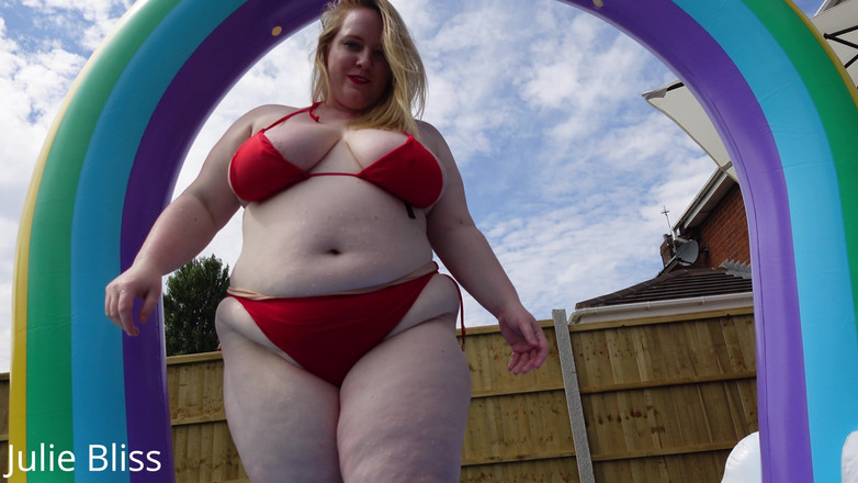Julie Bliss: Teman lelaki curang bertemu teman wanita Giantess