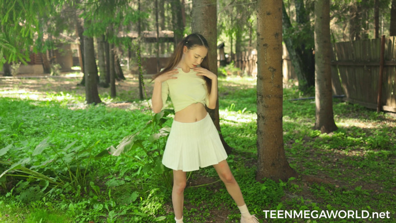 Teen Mega World: Loszka orgazmy na ławce