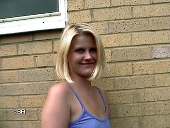 Pissing Girls: Une blonde coquine pisse et se fait éjaculer dessus
