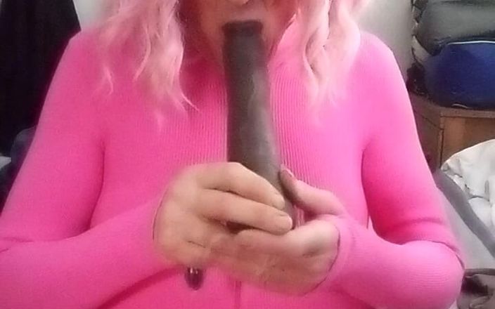 Patti xdress: Pink Patti Pokazuje jej nowy pchanie / wibrator dildo.