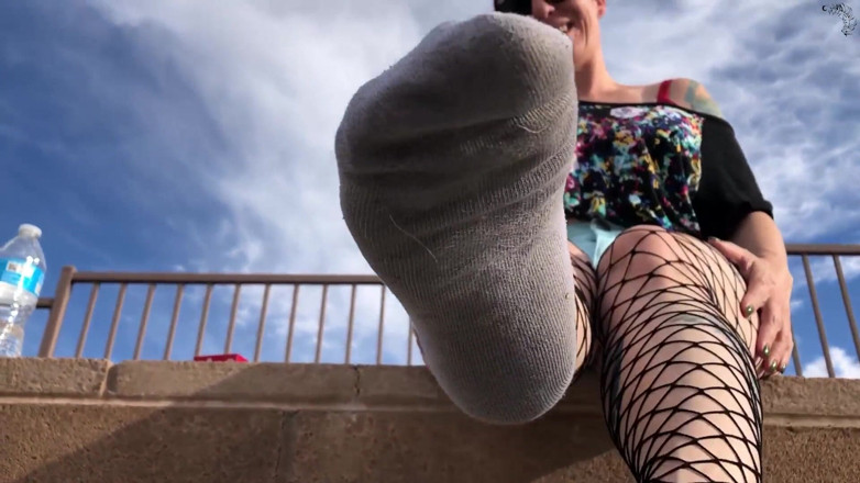 Nikki's Fetishes: Chupa para calcetines apestosas adoración en público