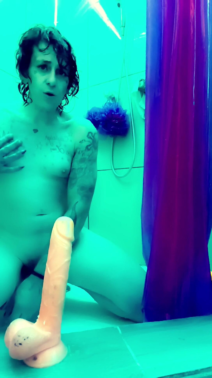 Chikgotadik: Dildo onder de douche, wap kijk hoe ik mijn dildo...