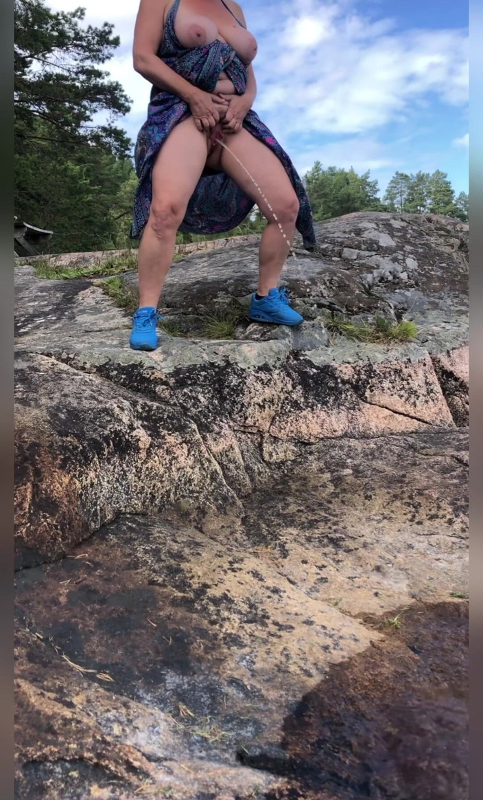 Hotwifekbh: Зрелая жена с большими сиськами писает в домашнем любительском видео 5