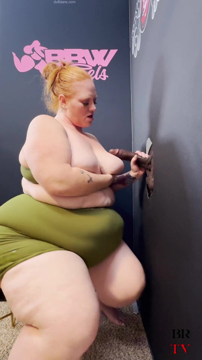 Blvck Rose TV: SSBBW julie ginger bekommt gesichtsbesamung von fremden am gloryhole