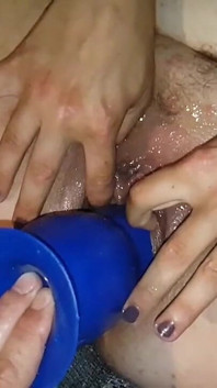 Jebana przez 9 cm grubego niebieskiego dildo