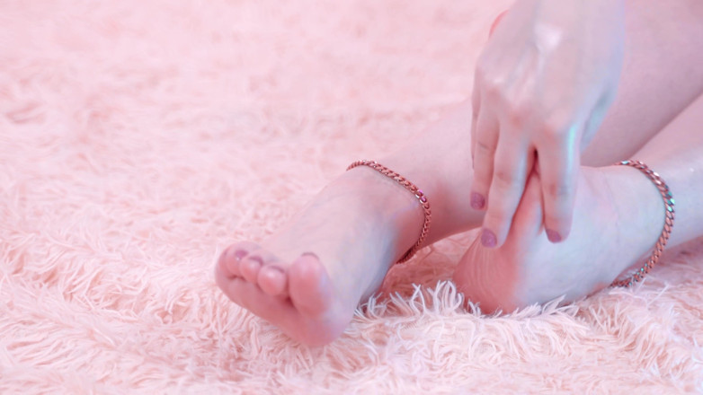 Arya Grander: Close up kaki berlumur minyak, fetish kaki, ukuran kaki besar 10