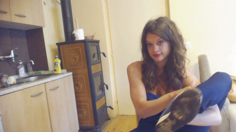 Foot Girls: 少女女神想要你清洁她那肮脏的运动鞋