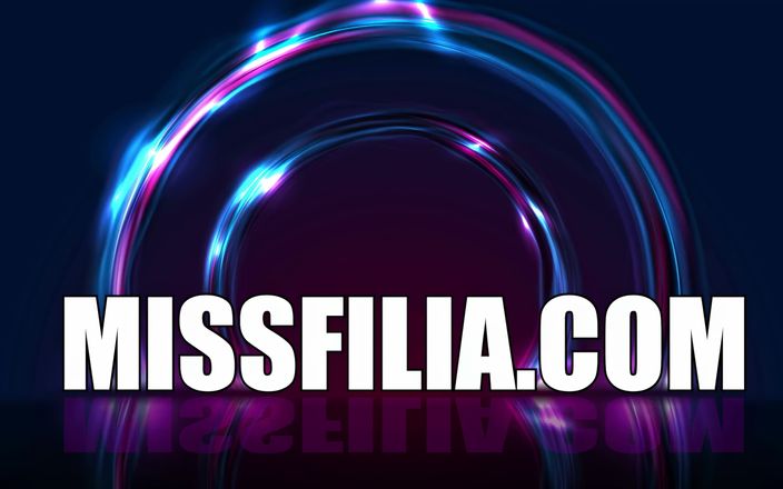 Miss Filia: Милфа в военной униформе делает стриптиз, показывает задницу, сиськи и киску