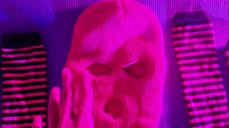 Mango49x: Pink Balaclava मुखौटा बहिन रंगे हुए जघन बाल वाइब्रेटर के साथ खेलती है