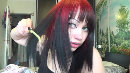 Goddess Misha Goldy: Mi spazzolando i capelli con una piccola e grande spazzola...