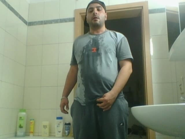 SmokedAlloy2: Dirtyjunkbro pișând în toaletă
