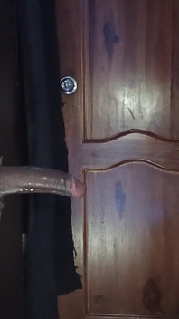Czarny kutas w glory hole mnie wciąga