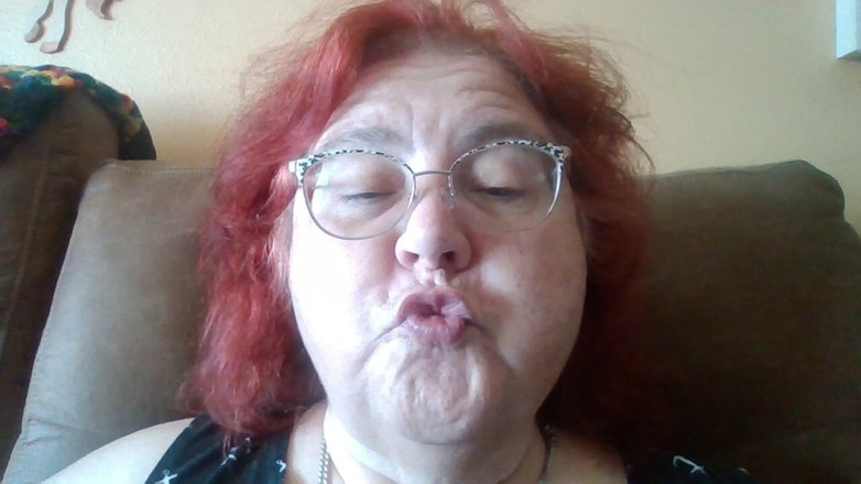 BBW nurse Vicki adventures with friends: 要求拍摄我发出亲吻的噪音并能够观看我做爱的视频