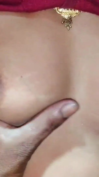 Une vieille cabane du village desi avec son beau-frère et sa femme se font baiser en levrette