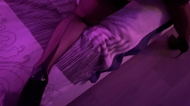 Slowly Tease: (completo) Deusa em meias de nylon cavalga no topo