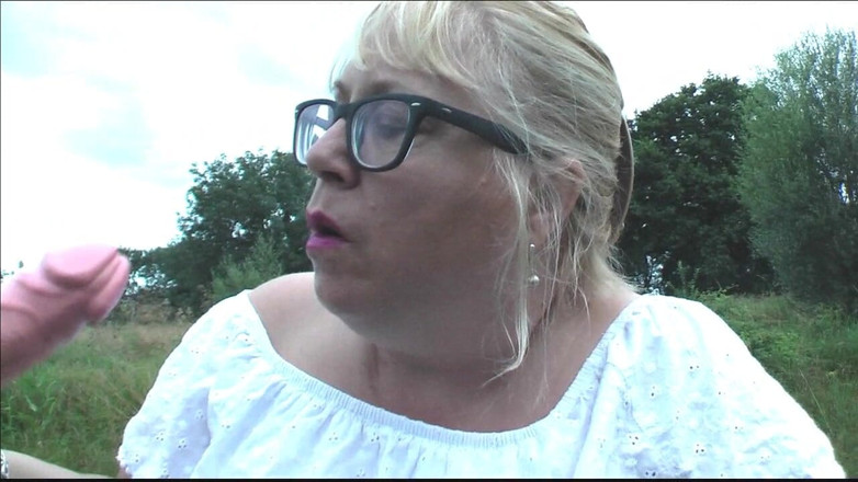 Lexie Cummings: Passeggiata nella foresta con il mio dildo