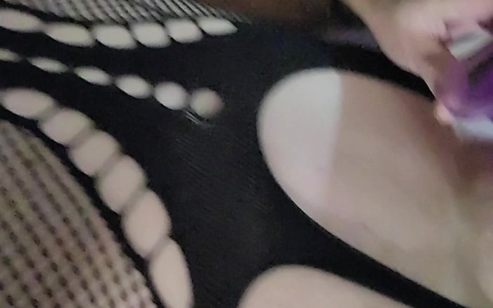 EliteLadyS: Tante seksi dengan bodysuit jala lagi asik masturbasi sambil nyanyi