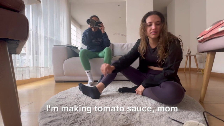 scarlettandc: Женская борьба с потными и большими ногами
