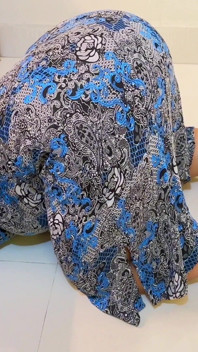 Duży tyłek seksowna pokojówka Desi utknęła pod łóżkiem
