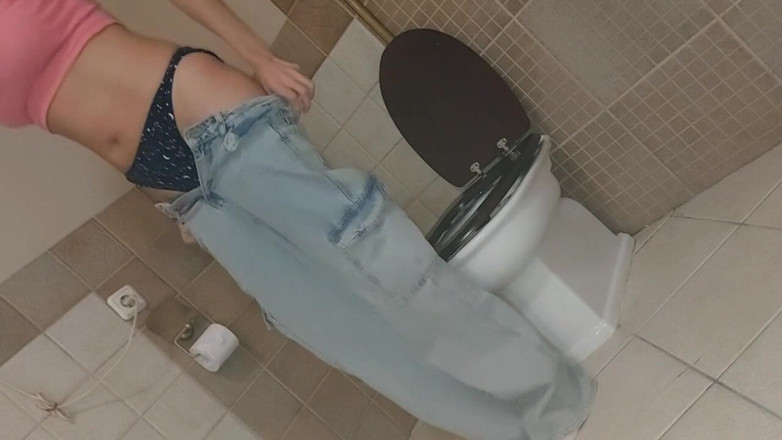 GinnaGg: 彼女はおしっこをし、濡れた毛むくじゃらのおまんこを拭きました