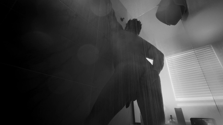 Ivan the Pleasure Dom: Прямий одружений чоловік трахає ділдо в душі (частина 1)