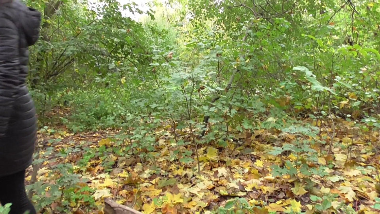 Femdom Austria: Cuspindo sessão na floresta