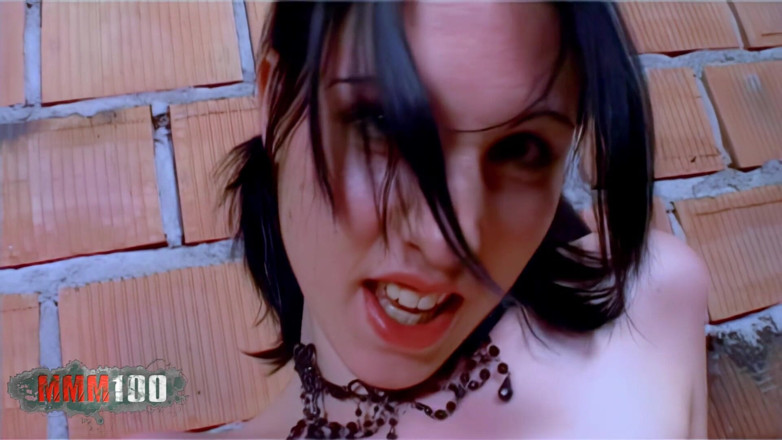 MMM100 Solo: Darla: junge gotische brünette macht einen sehr sexy und aufregenden...