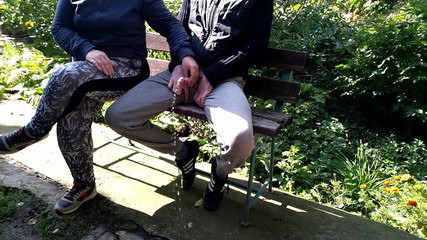 OurFetishLife: Tlustá MILFka s velkým zadkem pomáhá muži čůrat