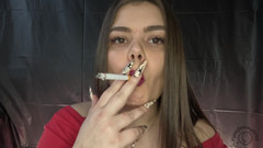 Your fantasy studio: Latina kouří a drží kouř před výdechem
