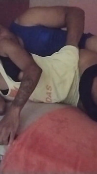 Entré en la nalgada completamente en la habitación de mi hijastra y tuve sexo anal 100% con ella